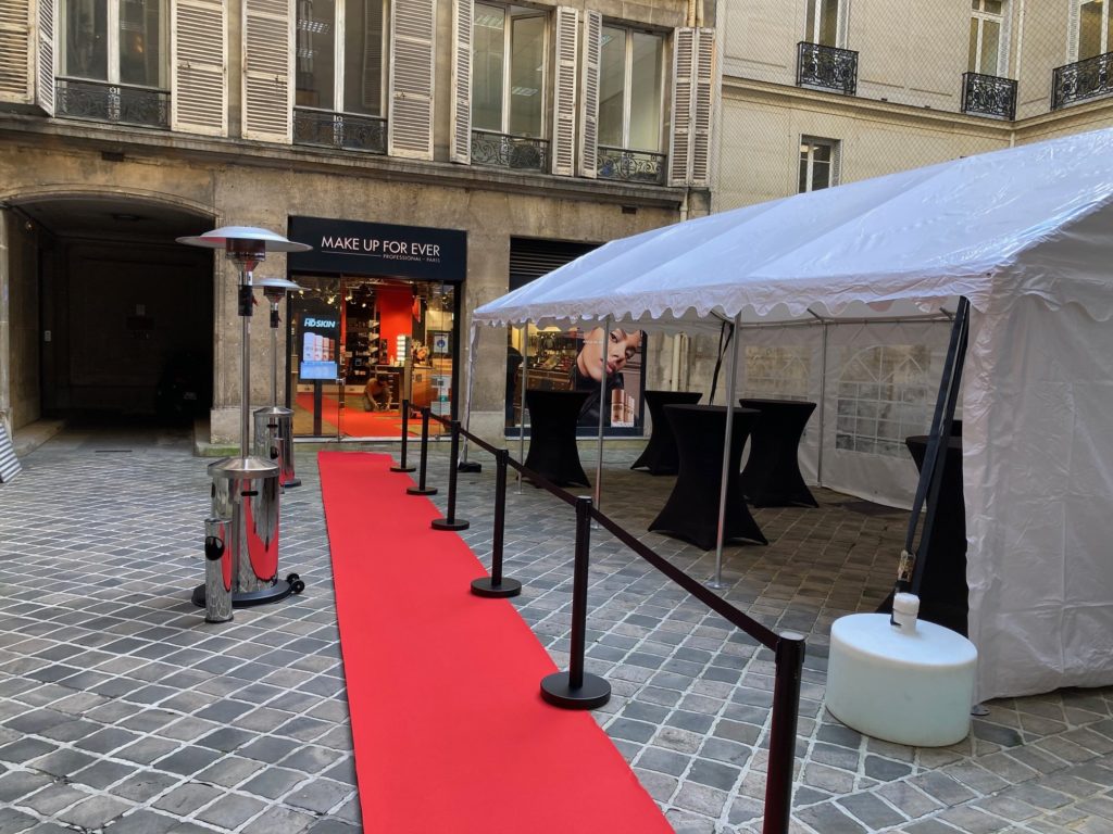 location d'un tapis rouge 1m pour événement à Paris 75008