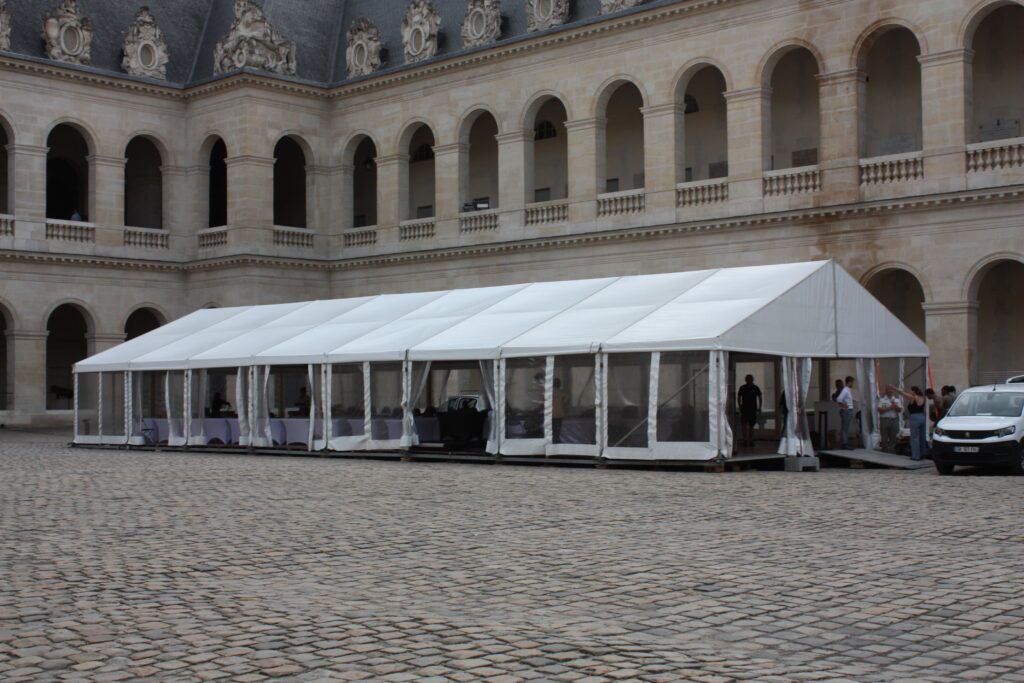 Location de grand barnum à Paris aux Invalides