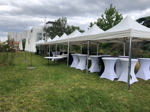 Location de tentes, de parasols et de mange debout pour evenement professionnel a Rungis