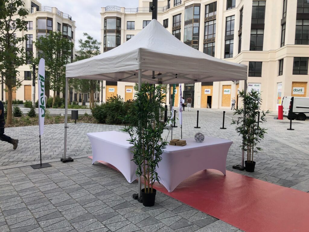 Location de barnum pliant 3x3 sans cotés pour un événement avec tapis rouge, desk d'accueil