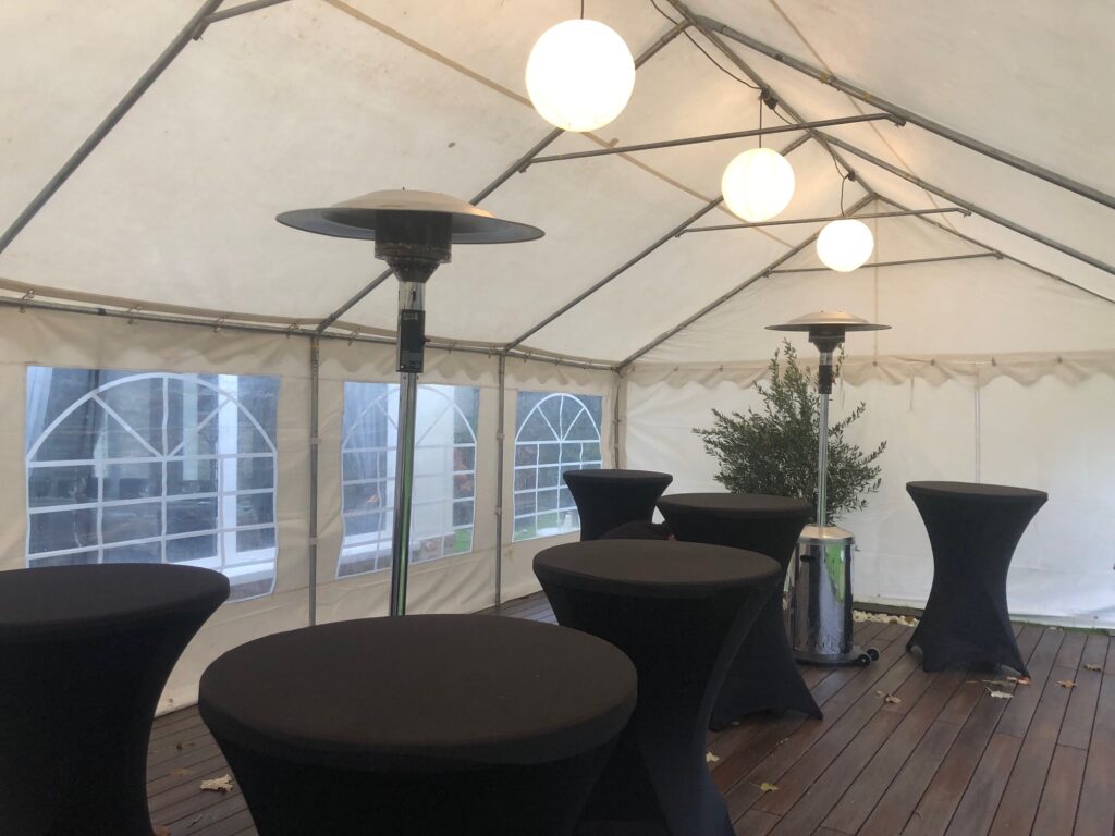 Interieur de tente 5x12m a villepinte avec parasol chauffant et mange debout