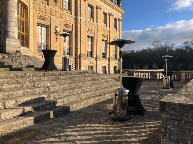 location de 6 parasols chauffants à gaz au chateau de vaux le viconte - ile de france